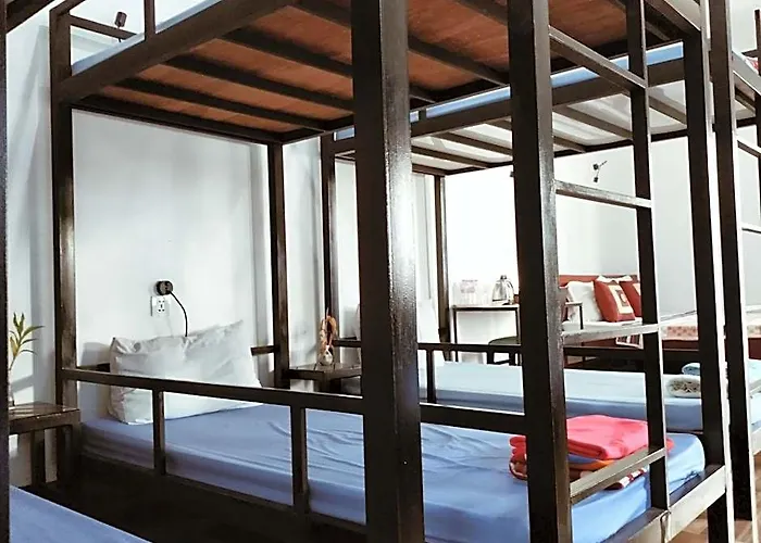 Hostel Bed & Bedzzz *